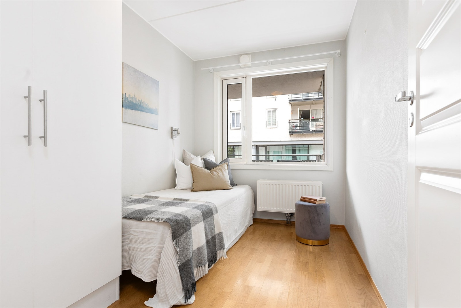 Soverom to kan innredes med seng, skrivebord og diverse. Rommet egner seg godt som et barnerom, gjesterom eller kontor, alt avhengig av hva en kan ha behov for! Galleribilde