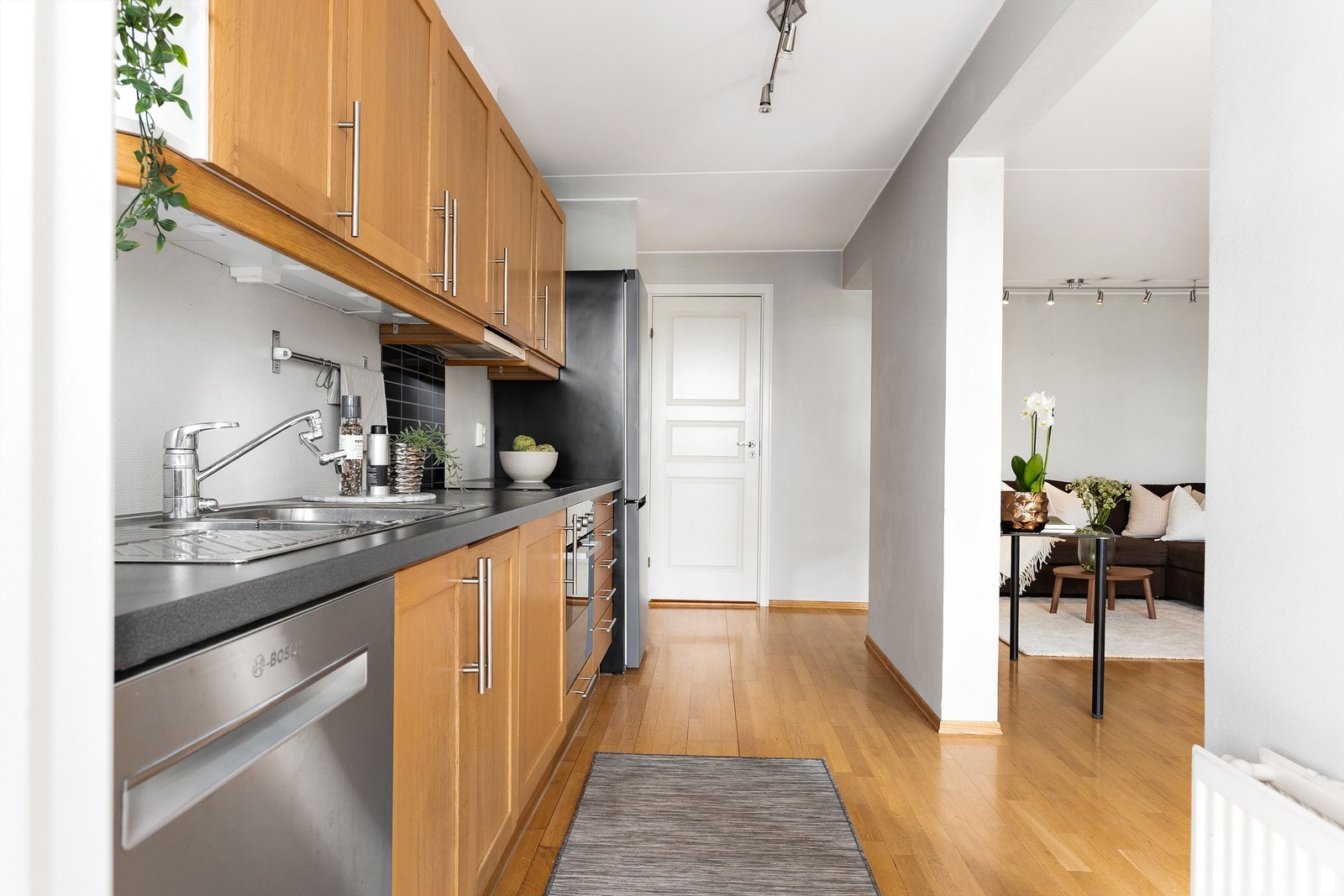 Kjøkken med originale profilerte fronter, laminert benkeplate og dobbel stålkum med ett-greps blandebatteri. Galleribilde