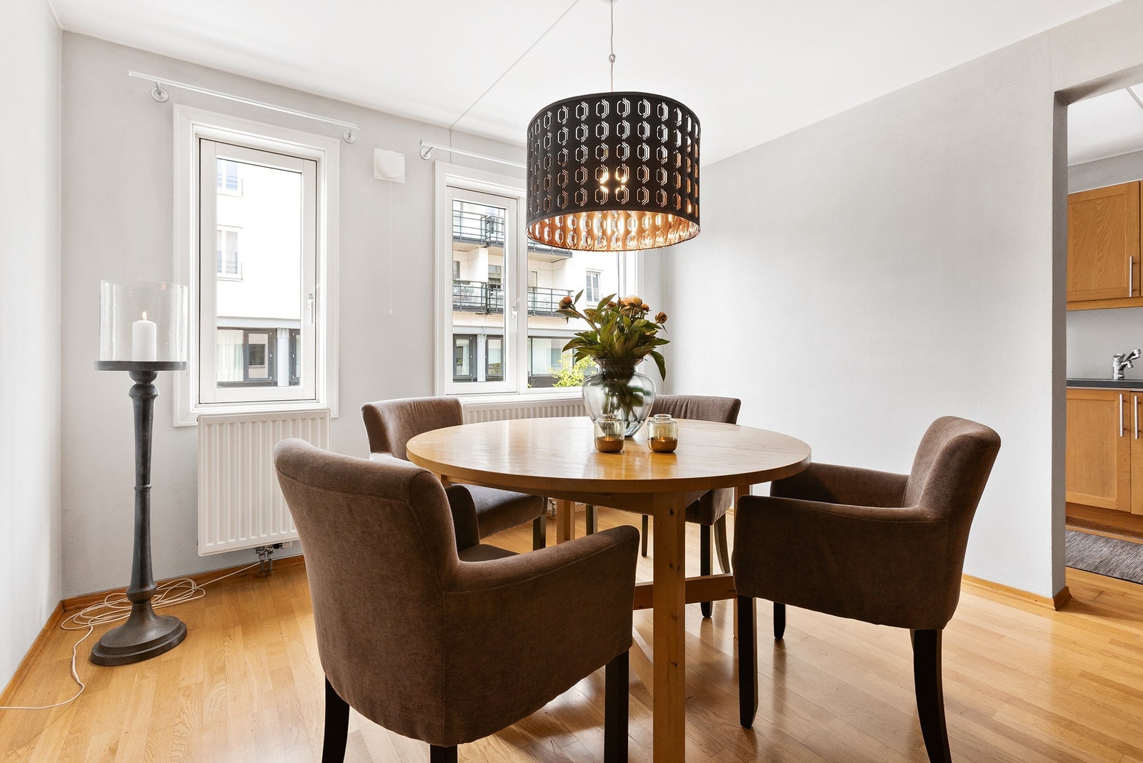 Vindusflater som slipper inn naturlig lys, og skaper en god atmosfære. Galleribilde