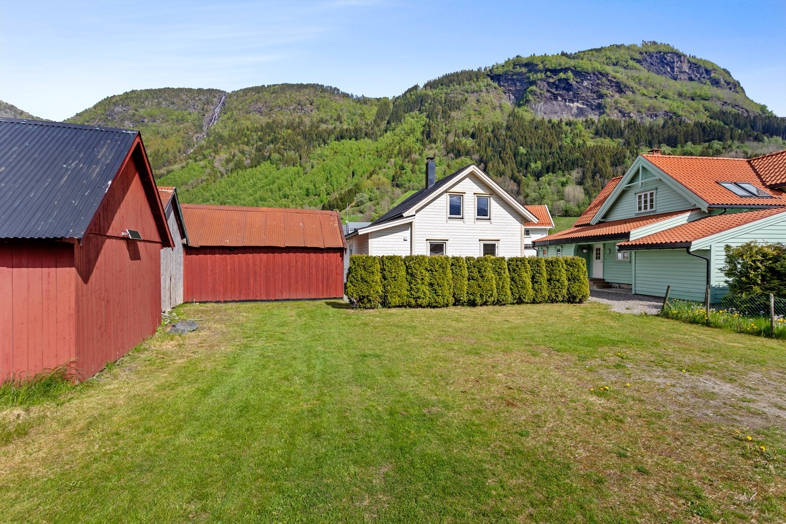 Fellesområdet til Vik almening, som er felles for eigedomane i området. Galleribilde