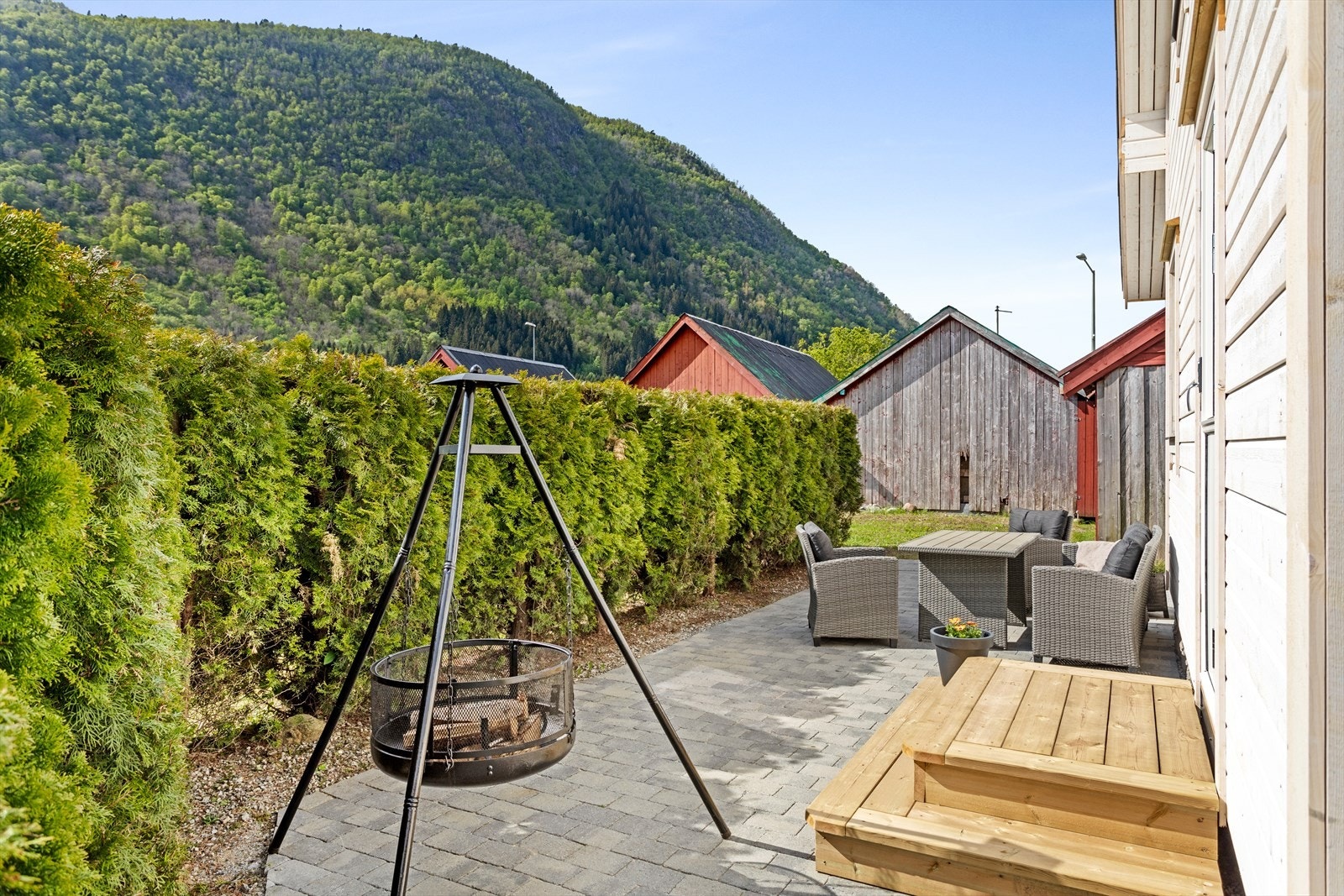 Utanfor stova er det opparbeida flott uteområde med steinlagt platting. Galleribilde