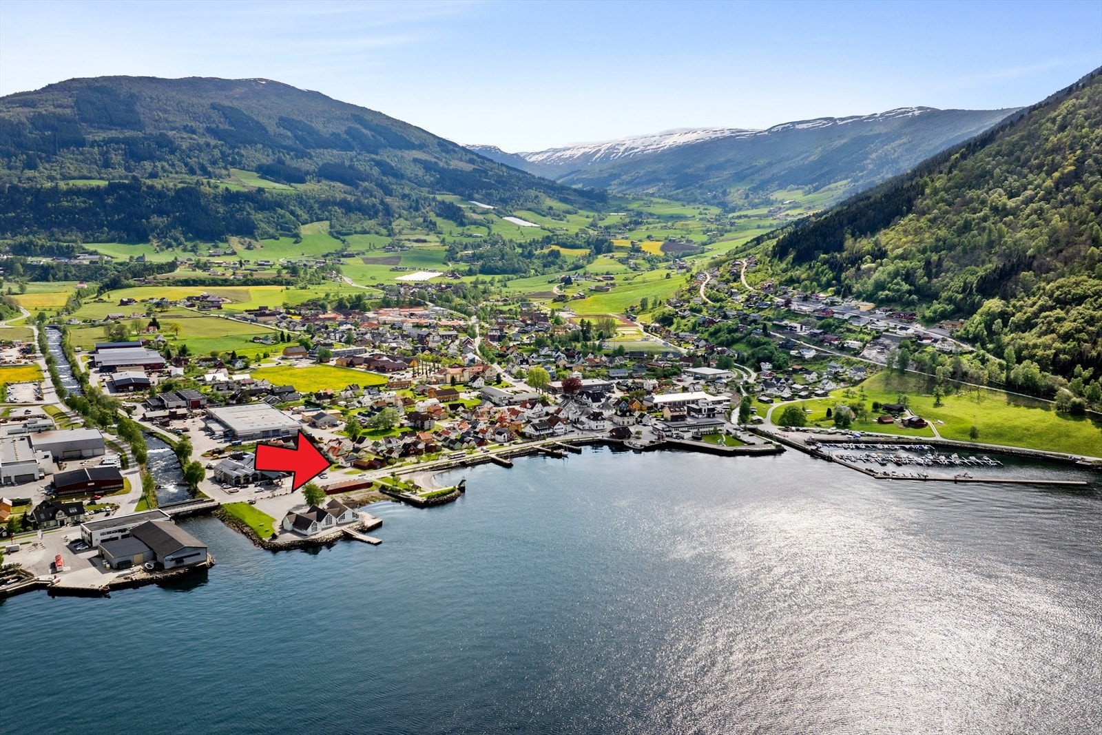 Vikøyri er utbygd med butikkar, post, bank, barne-og ungdomsskule, barnehage og offentleg kontor med meir. Galleribilde