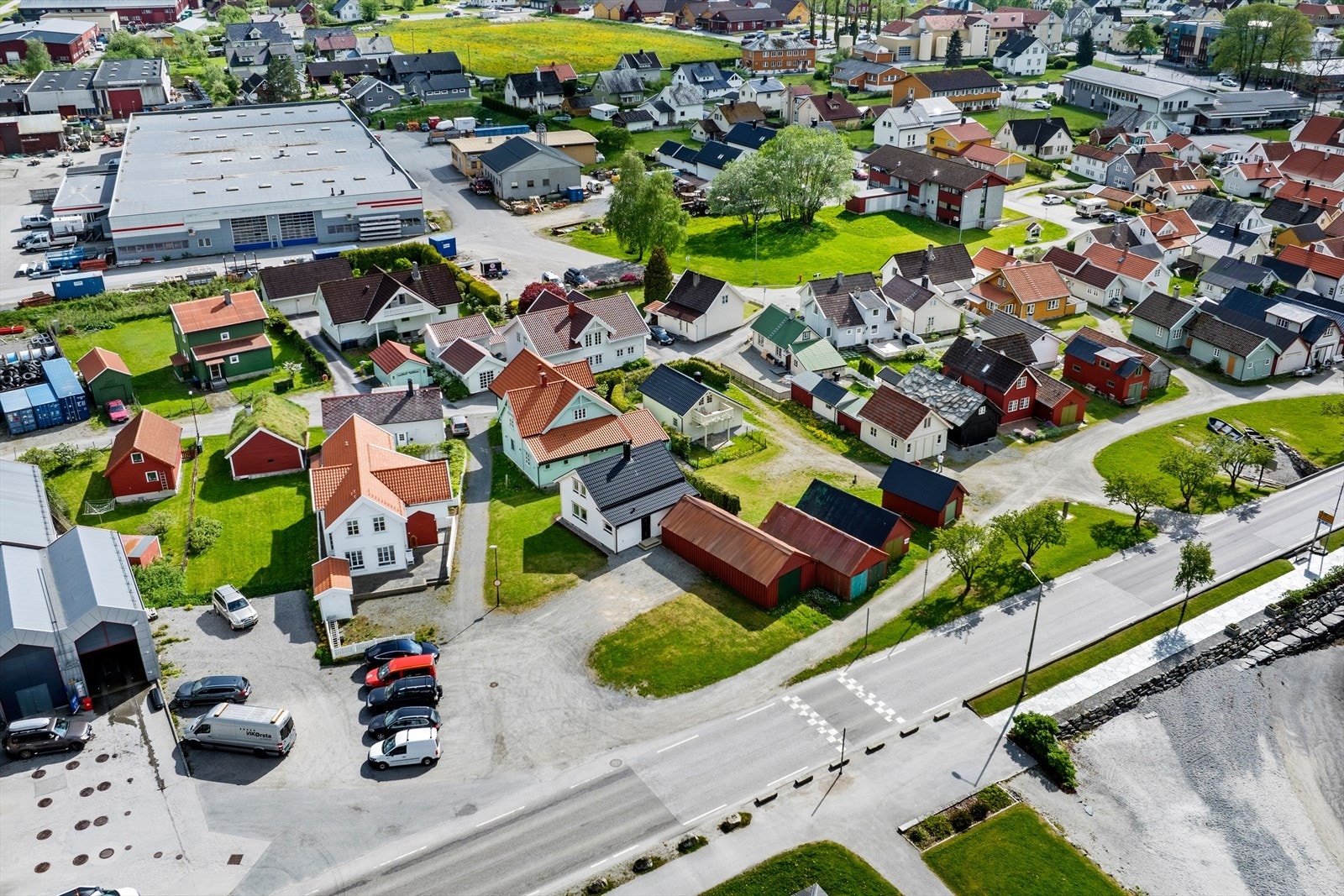 Området har reguleringsplan som eit verna område av Vik Kommune. Det er tett bebyggelse med liten avstand mellom husa på eigedomane. Galleribilde