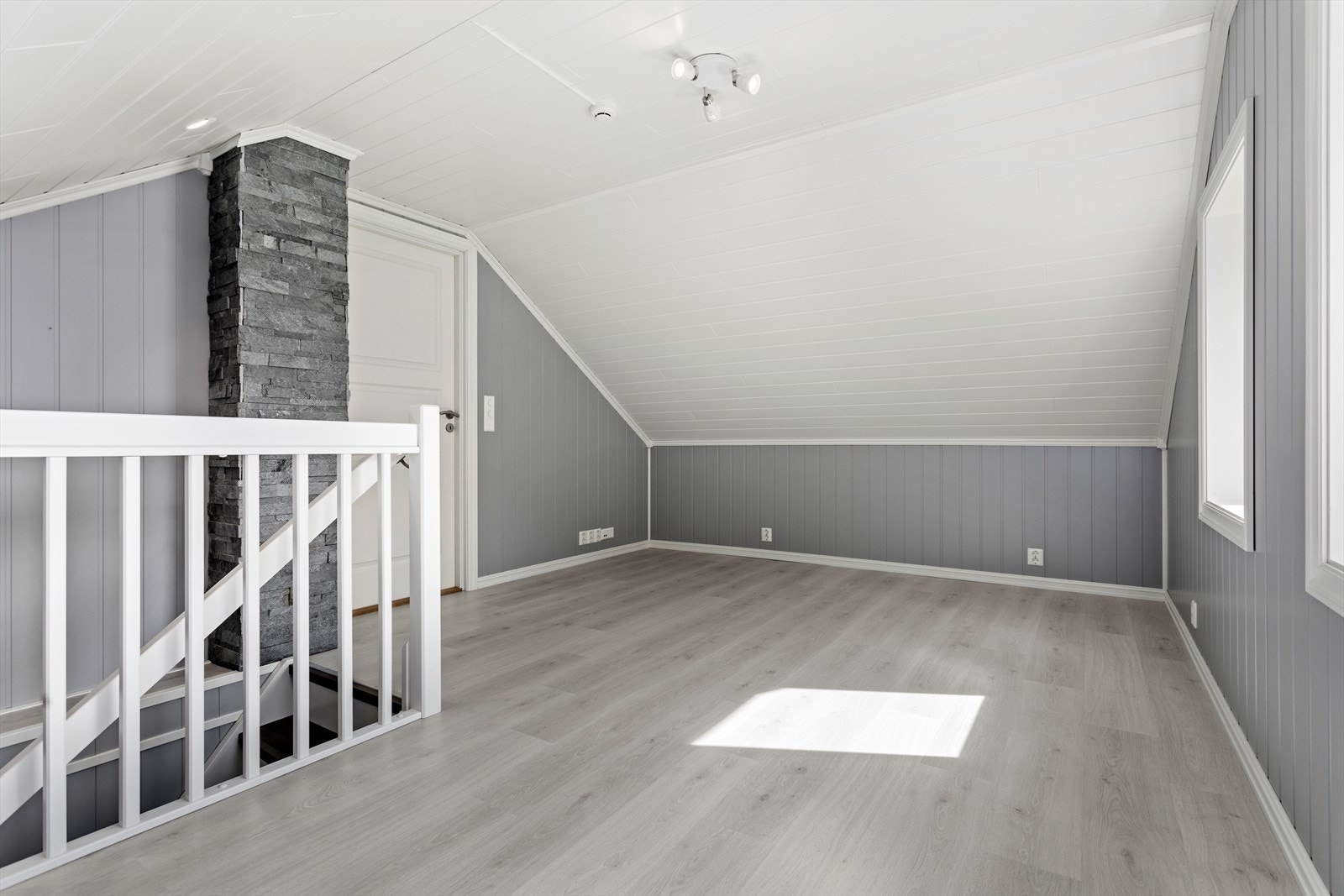 Loftet inneheld ei koseleg loftstove med skråhimling og plass til sitteruppe. Galleribilde