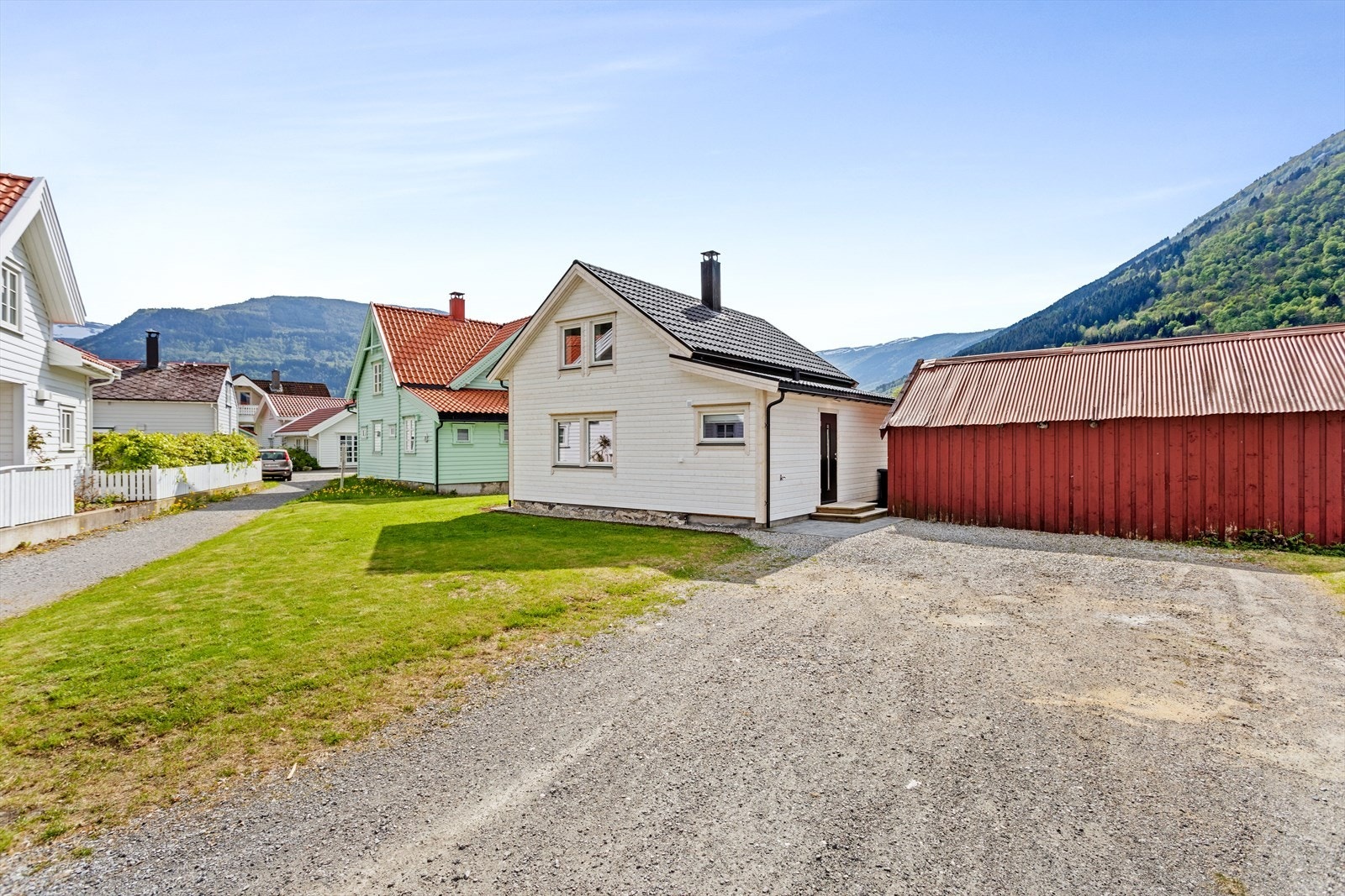 Eigedomen har god og enkel tilkomst med gode parkeringstilhøve. Galleribilde