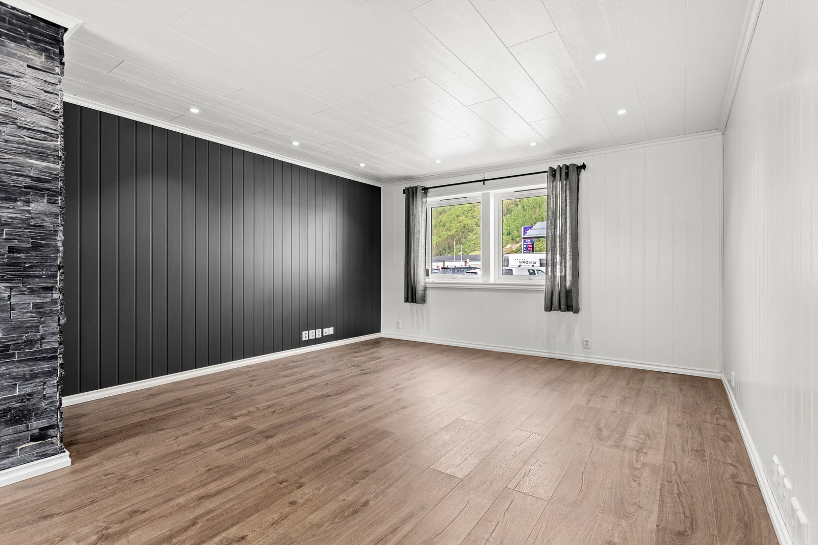 Stova er av god storleik med plass til innreiing av både sitte-og etegruppe. Galleribilde