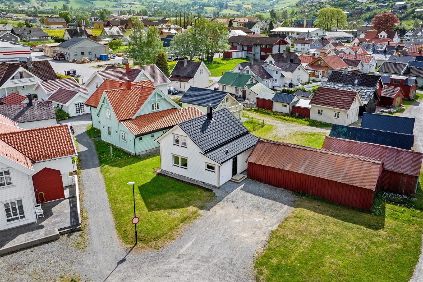 Bustaden ligg i småhusbebyggelsen nede på Vikøyri, og er ein del av den opprinnelege bebyggelsen her. Galleribilde