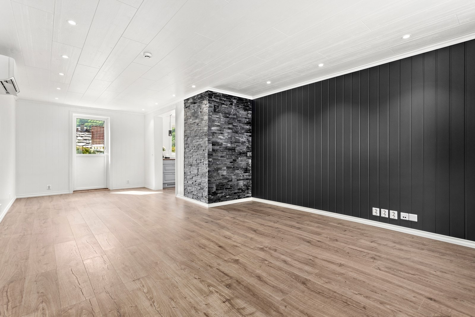 Det er spottar i himling og del av vegg er måla i en gråtone for å skape kontrakt i rommet. Galleribilde