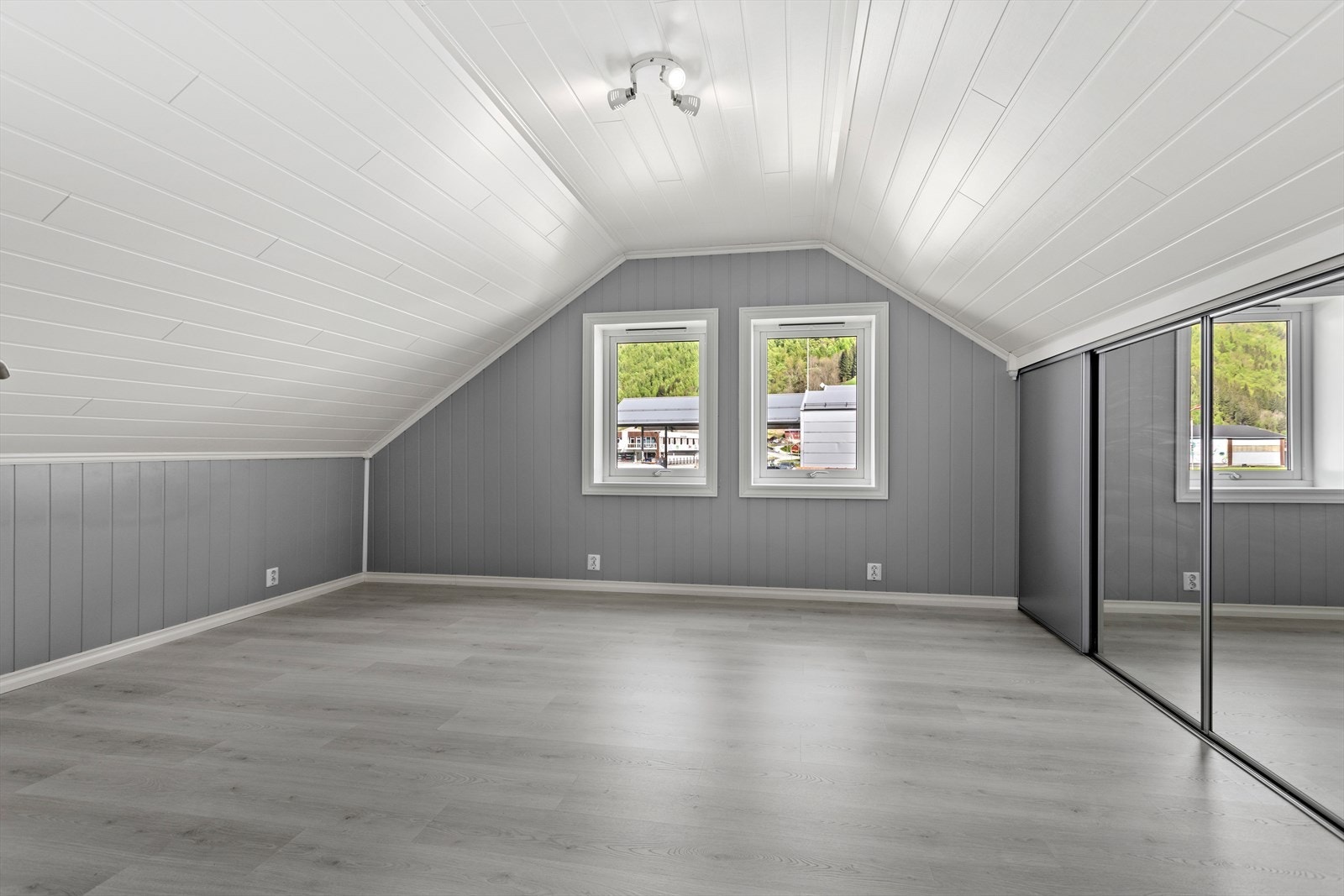 Her finn du også eit soverom av god storleik med praktisk skyvedørsgarderobe med spegel langs eine del av vegg. Galleribilde