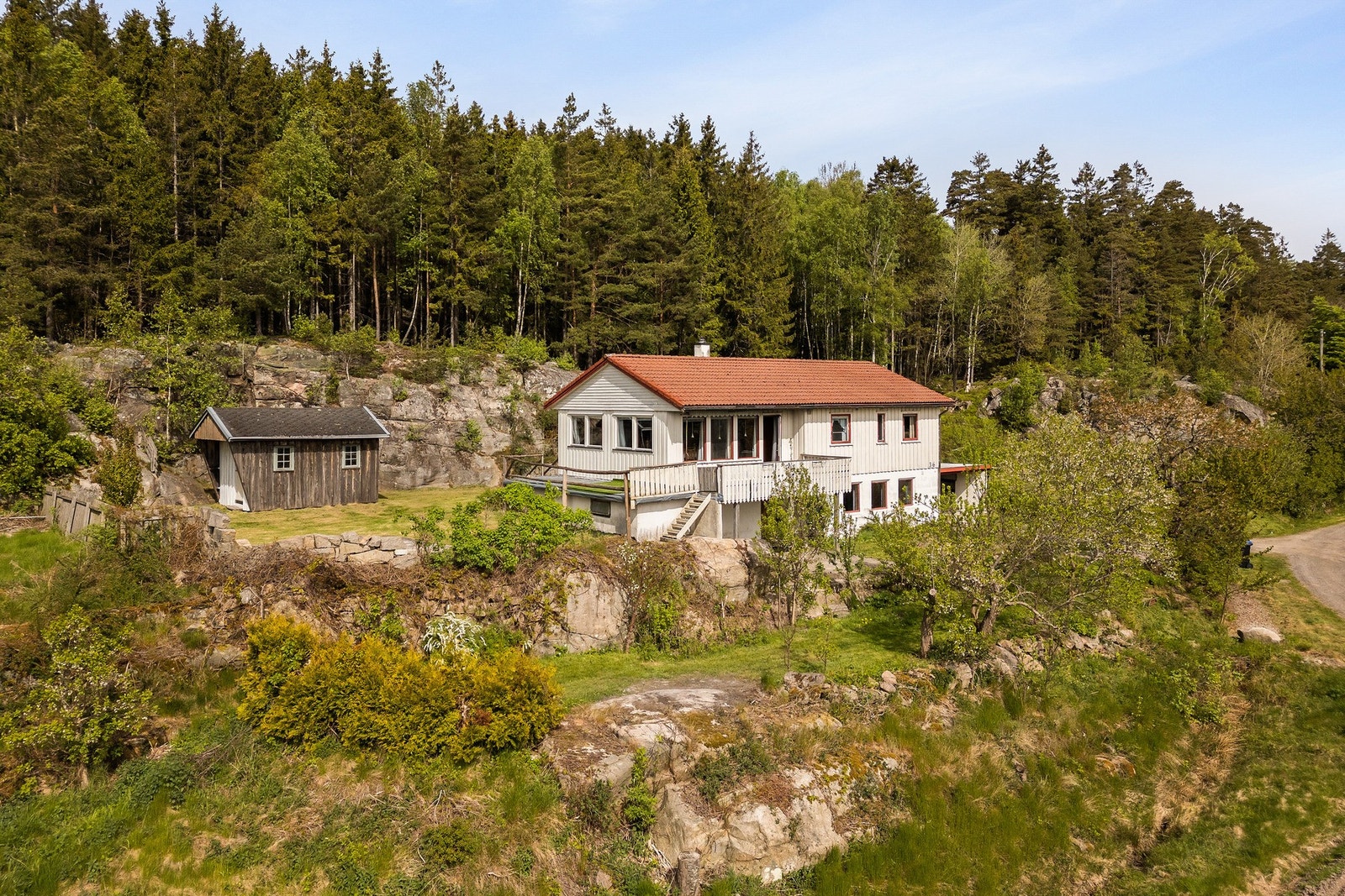 Boligen ligger i skogkanten forhøyet fra veien, innredet anneks. Galleribilde