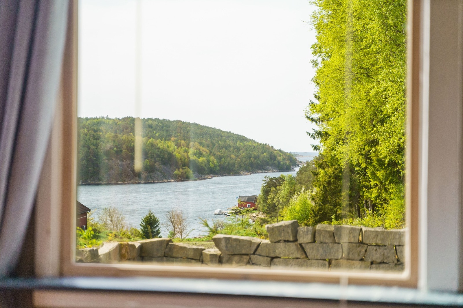 Fra stuen er det flott utsikt mot Elingårdskilen. Galleribilde