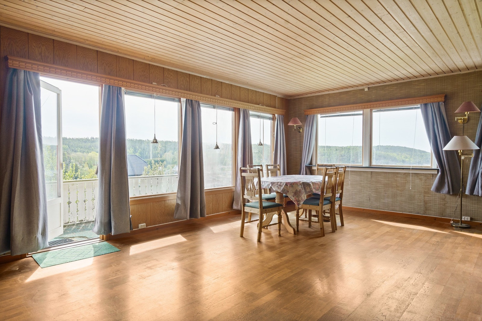 Store vindusflater slipper naturen og lyset inn. Galleribilde