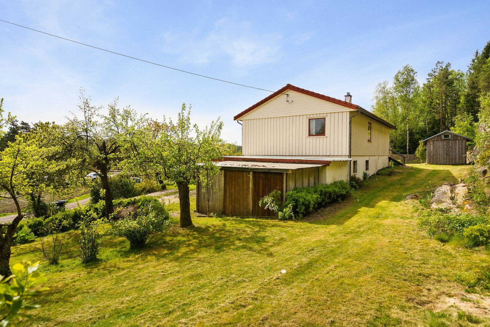 Romslig tomt med frukthage - Her er det plass til både lek og hageprosjekter. Galleribilde