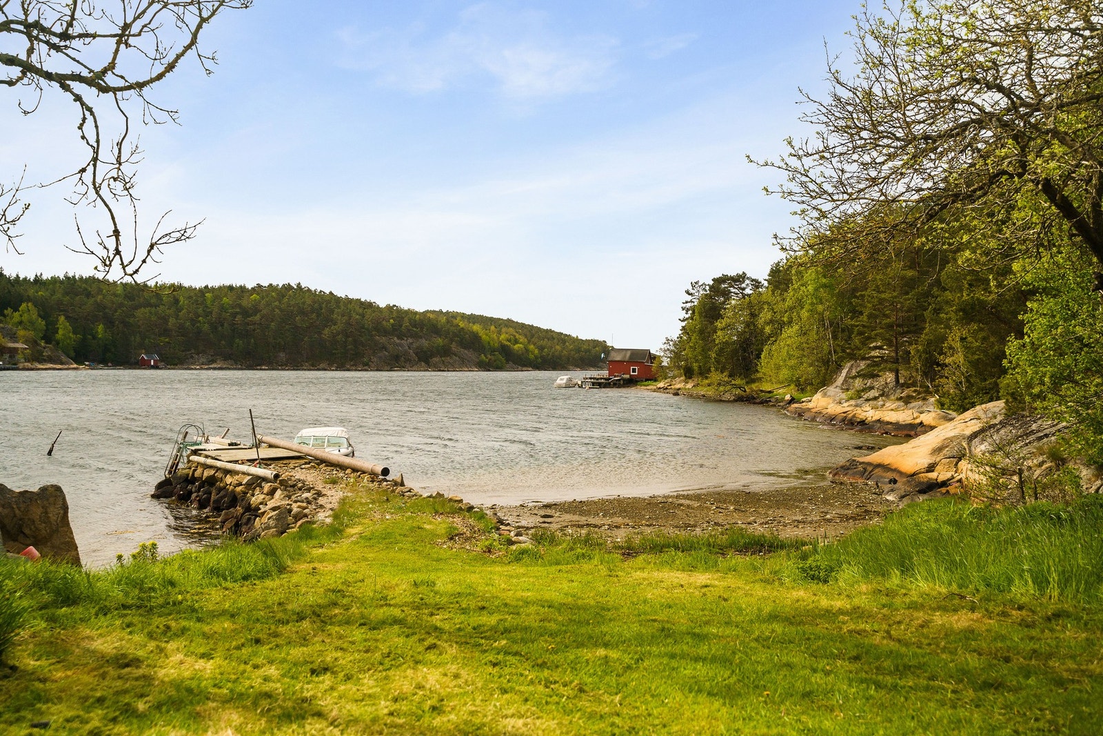 Eiendommen har tinglyst båtplass ved stranda rett nedenfor eiendommen. Galleribilde