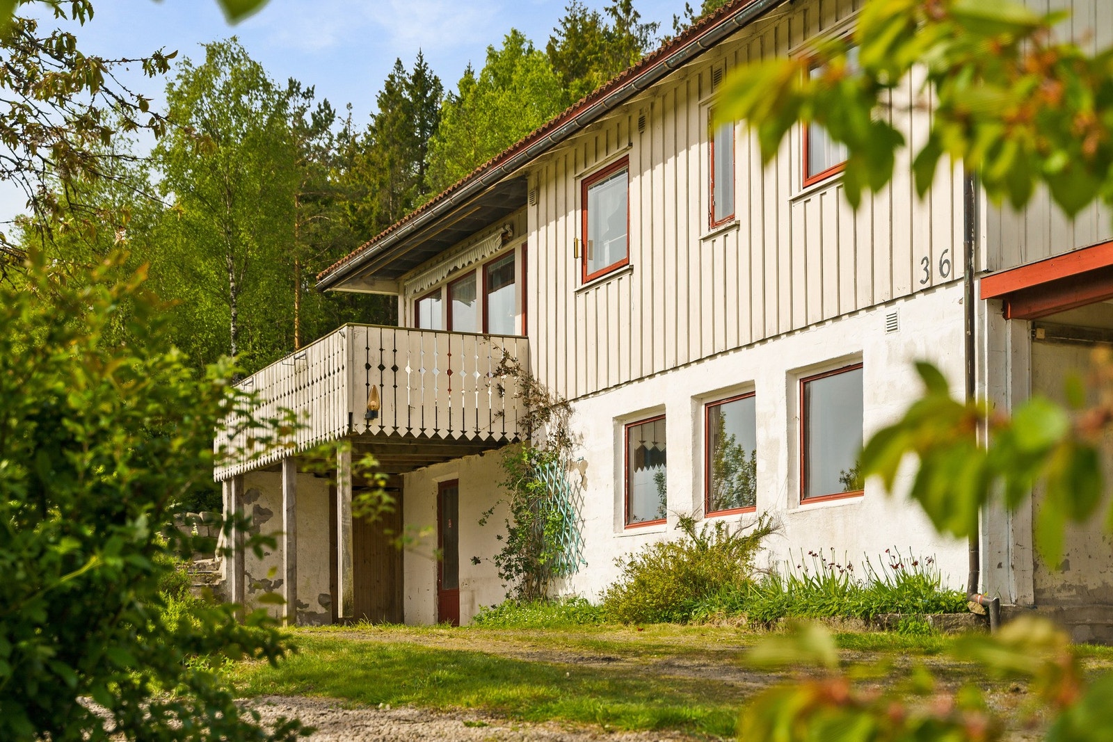 Boligen går over 2 fulle plan og har felles inngang i 1 etg. Galleribilde