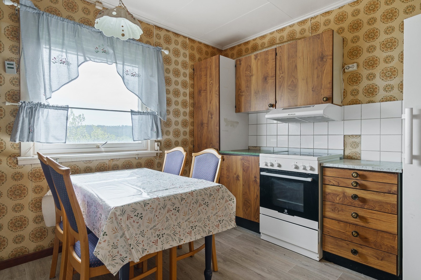 Kjøkkenet ligger vegg i vegg med stuen som gir flere muligheter for å skape et moderne og funksjonelt kjøkken. Galleribilde