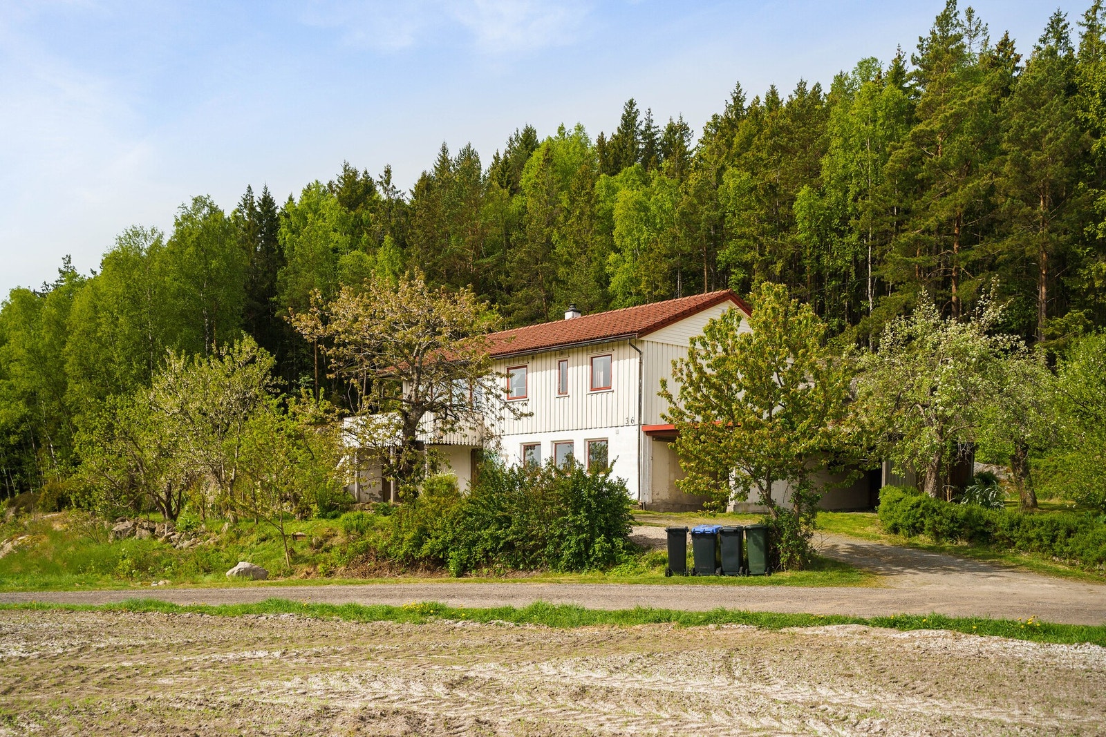 Boligen ligger tilbaketrukket i blindvei med lite trafikk. Galleribilde