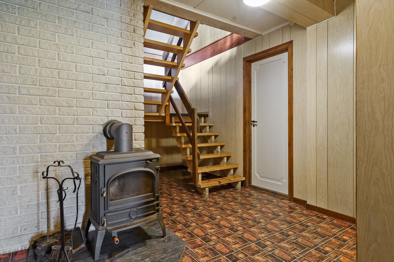Romslig gang i u etg med vedovn. Galleribilde