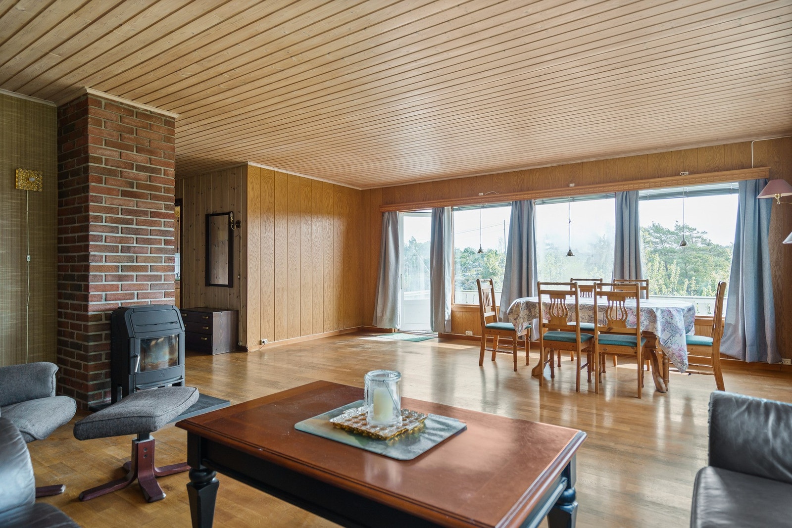 Stuen har godt med naturlig lysinnslipp gjennom store vindusflater og utgang til terrassen. Galleribilde