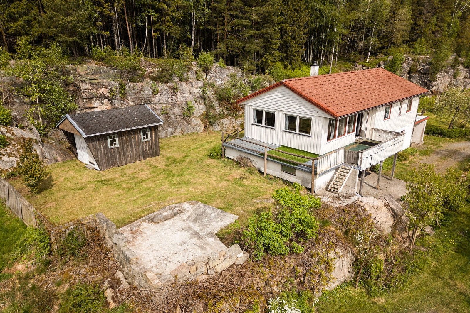 Stor og idyllisk eiet tomt i fredelige omgivelser - Her kan du nyte roen og nærheten til sjø og natur. Galleribilde