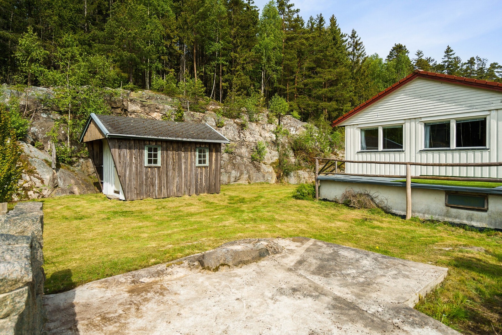 Annekset ser slitent ut fra utsiden. Galleribilde