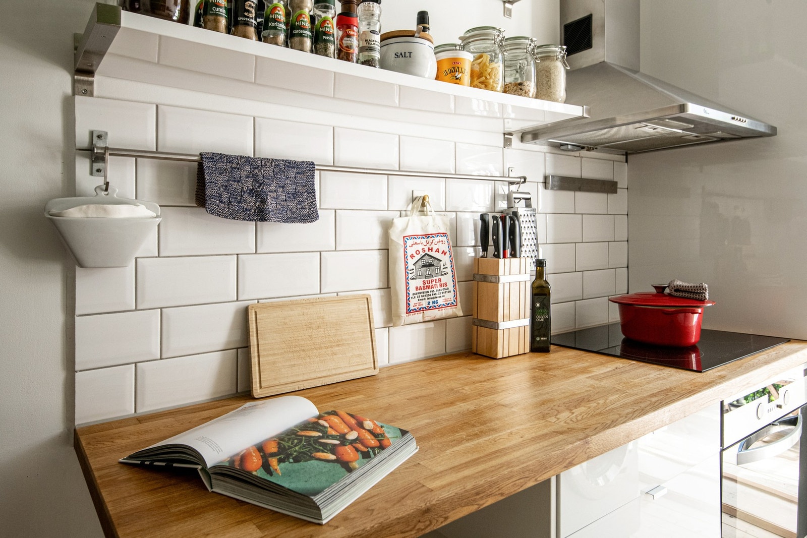 Kjøkkenet har en stilren innredning fra 2015 og byr på gode arbeidsflater på en benkeplate av heltre. Galleribilde