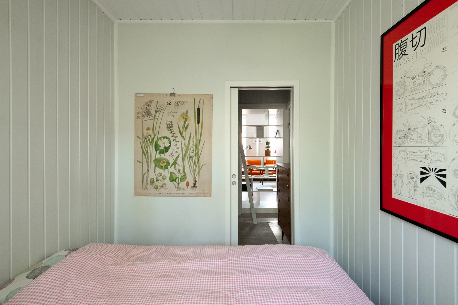 Her kan man sette inn en seng med nattbord, og rett utenfor skyvedøren har man en stor garderobeløsning. Galleribilde