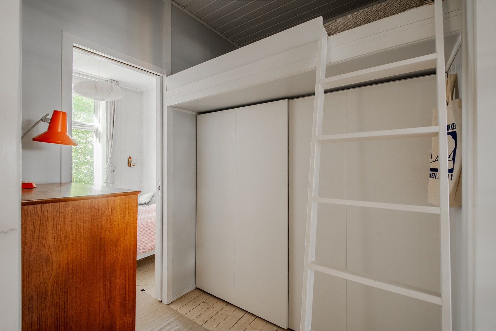 Sovealkoven har både garderobeløsning og hems. Galleribilde