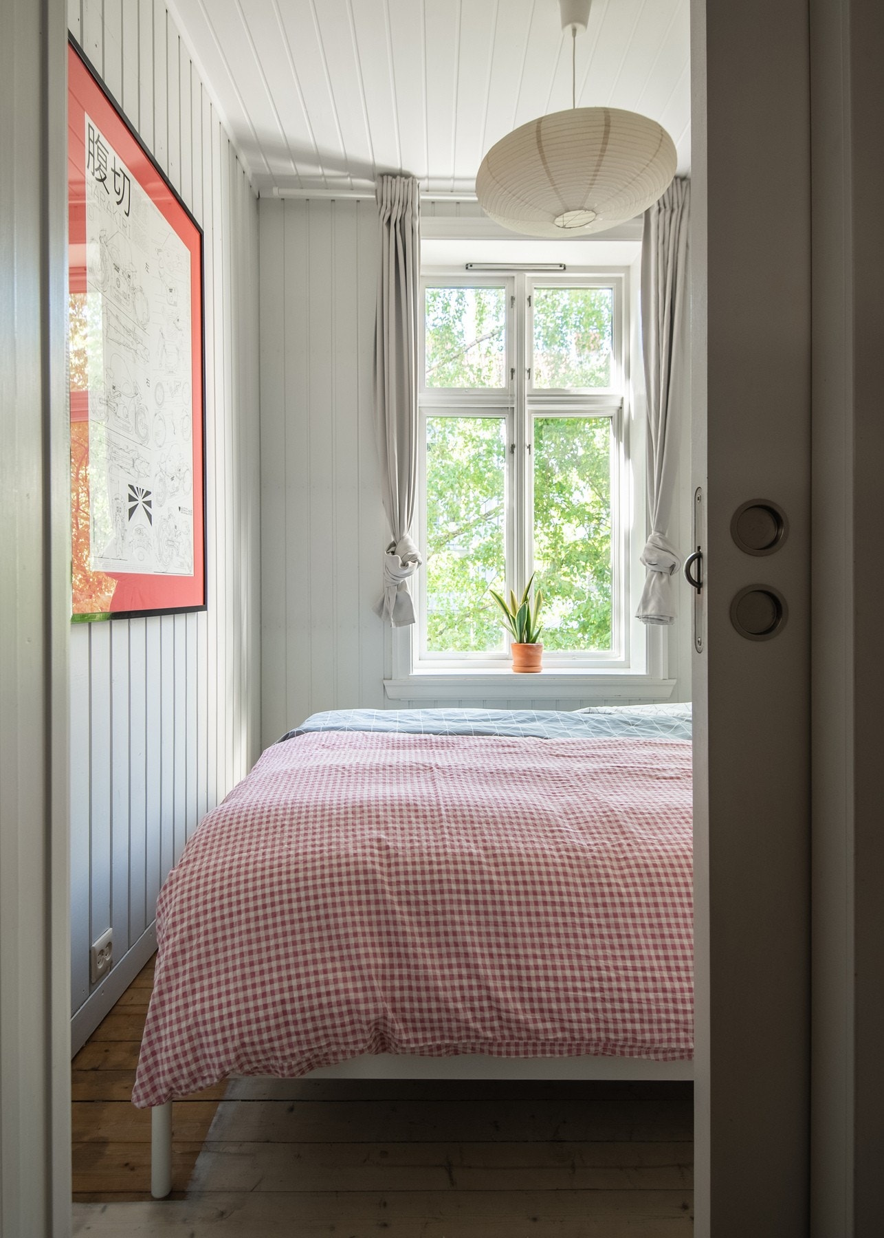 Soverommet får godt med lys inn og har en behagelig atmosfære. Galleribilde