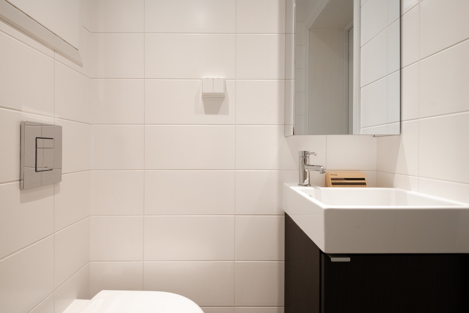 De flislagte overflatene gir badet et tidløst uttrykk og behagelig gulvvarme sørger for ekstra komfort. Galleribilde