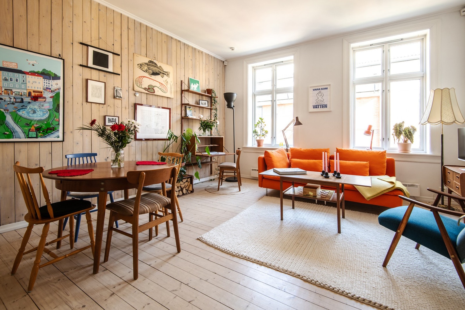Leiligheten har en gjennomgående planløsning og store vindusflater som slipper inn rikelig med naturlig lys. Galleribilde