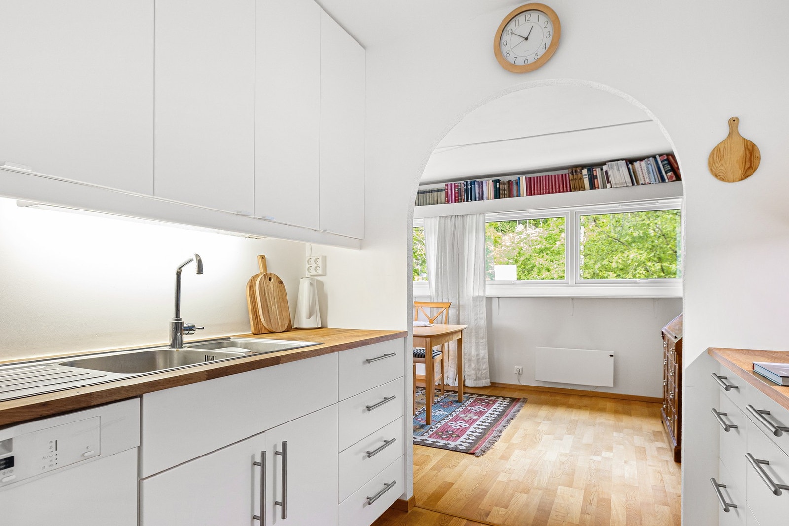 Det er godt med arbeidsplass og skapplass. Videre har kjøkkenet dobbel oppvaskkum med benkebeslag, samt ventilator i stål og glass med avtrekk til byggets felles ventilasjonskanal. Galleribilde