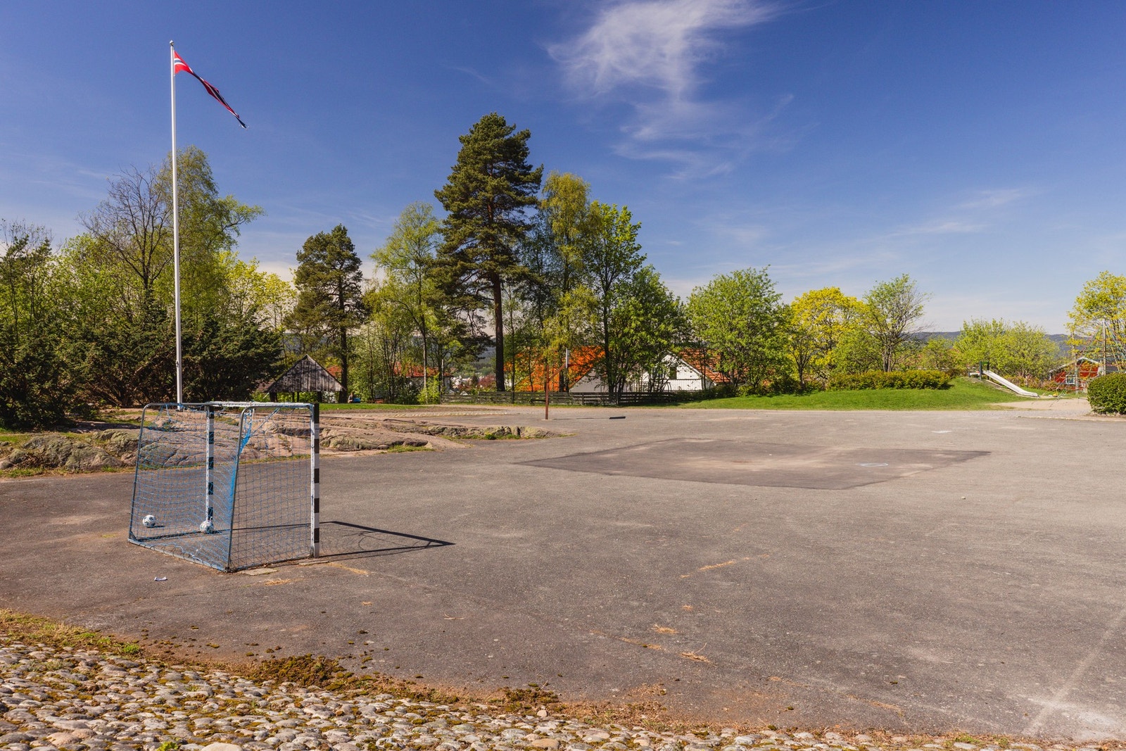 Sameiet har en ballbane som blir gjort om til skøytebane om vinteren. Galleribilde
