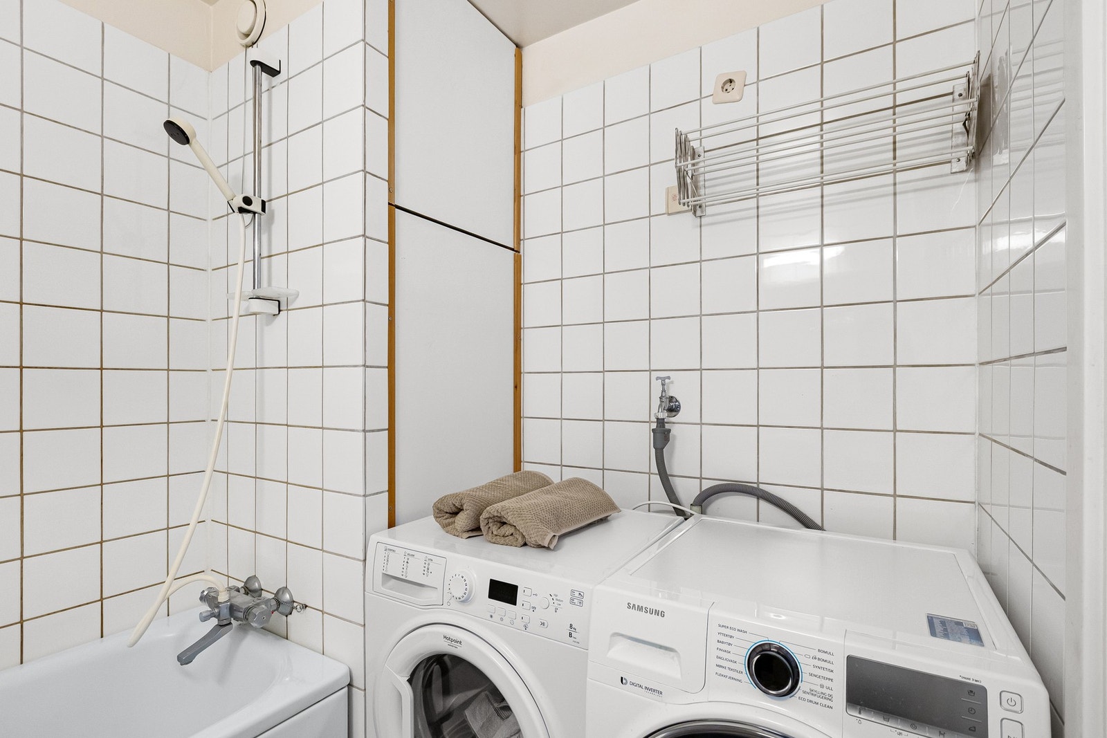 Innredningen består av servant med underskap, speil med overlys, veggskap, badekar med dusjgarnityr og forheng, samt opplegg for vaskemaskin. Galleribilde