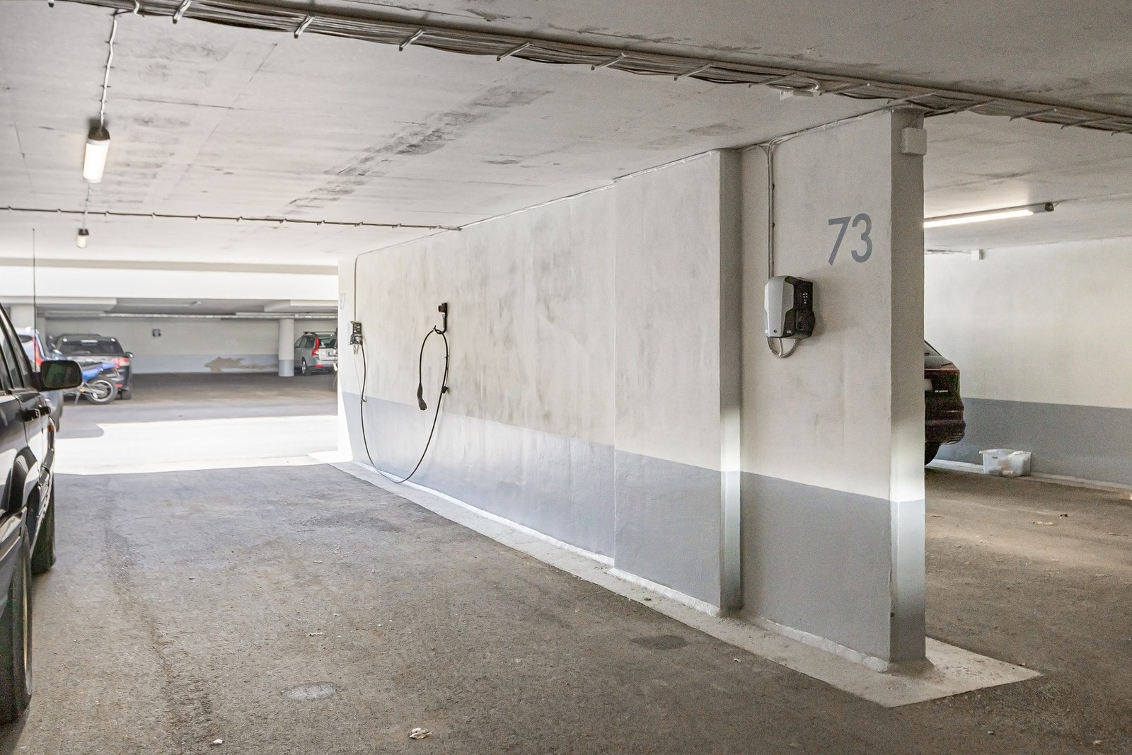 Det medfølger en parkeringsplass i felles garasjeanlegg (plass nr 73) og bod (nr. 23) i henhold til seksjoneringen. Galleribilde