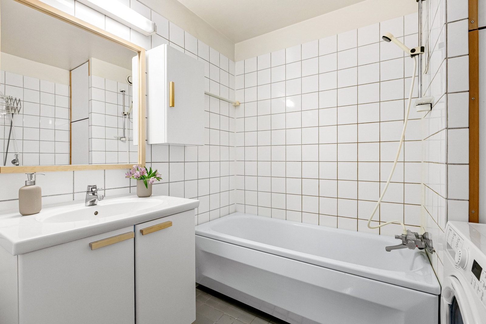 Badet er av eldre dato, men har flislagt gulv og flislagte vegger. Galleribilde