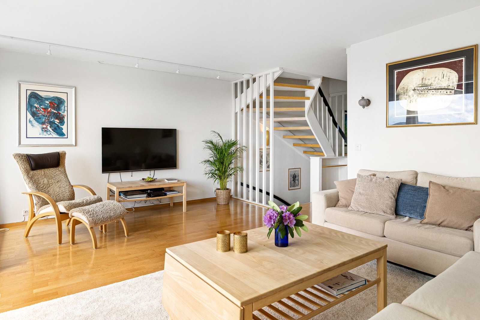 Rommet har en behagelig atmosfære og god plass til både sofagruppe og annet ønsket møblement. Galleribilde
