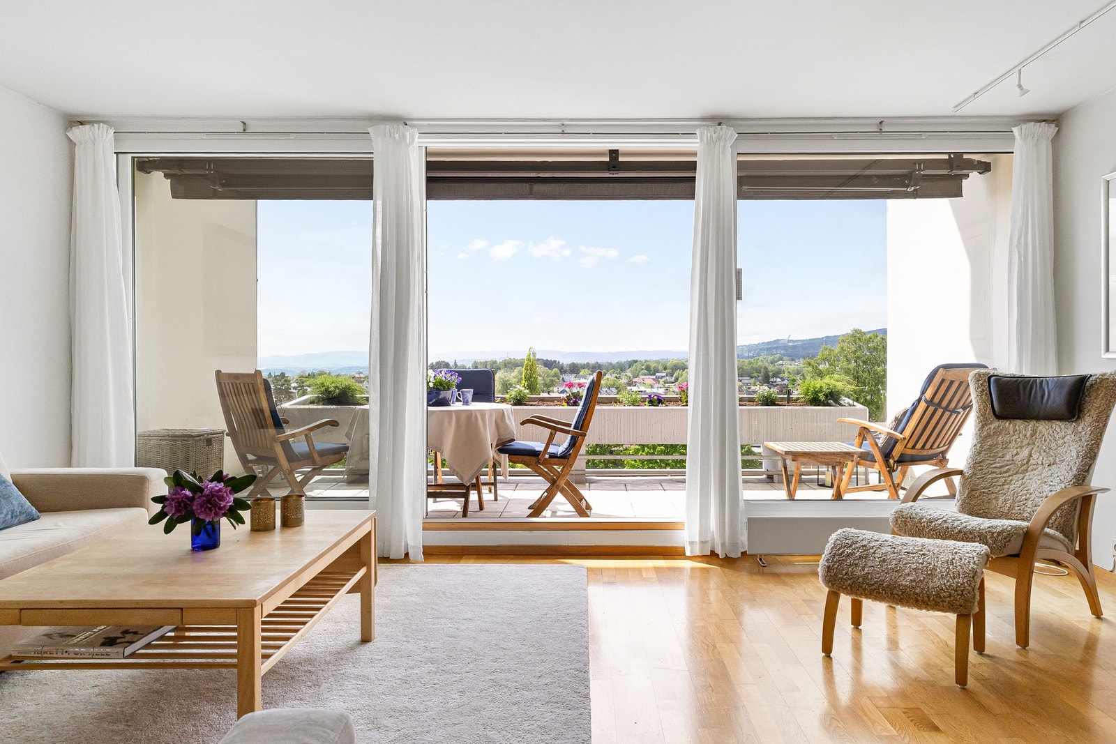 Stuen er lys og romslig, med store vindusflater som slipper inn rikelig med dagslys. Galleribilde