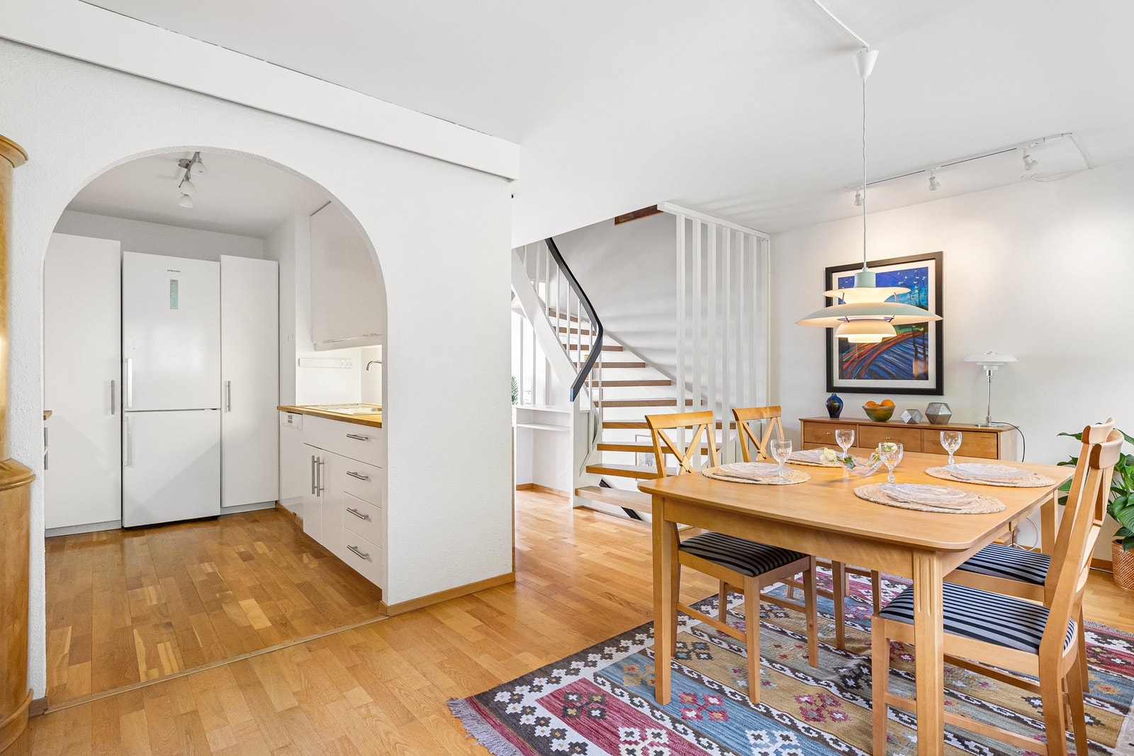 Her ligger alt til rette for hyggelige middagsselskap. Galleribilde