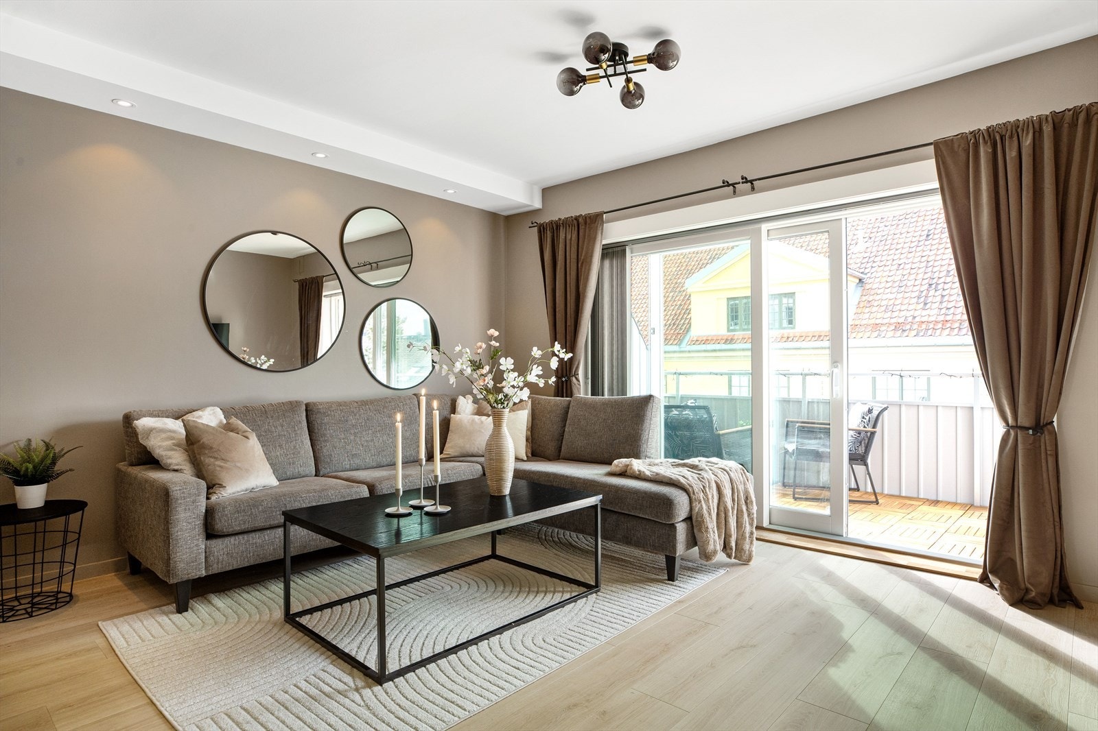 Fra stuen har man direkte utgang til solrik balkong. Balkongdøren ble skiftet i 2022. Galleribilde