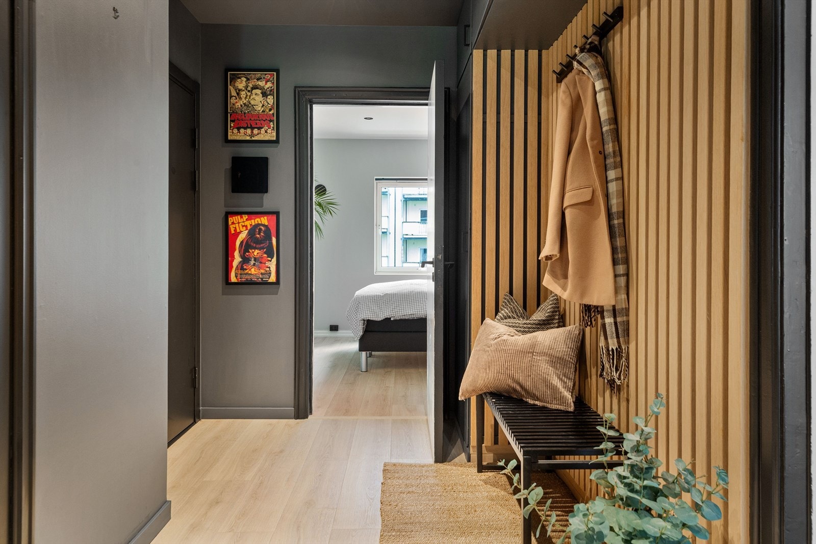 Gangen oppleves moderne med riktige fargevalg og flott spilevegg. Galleribilde