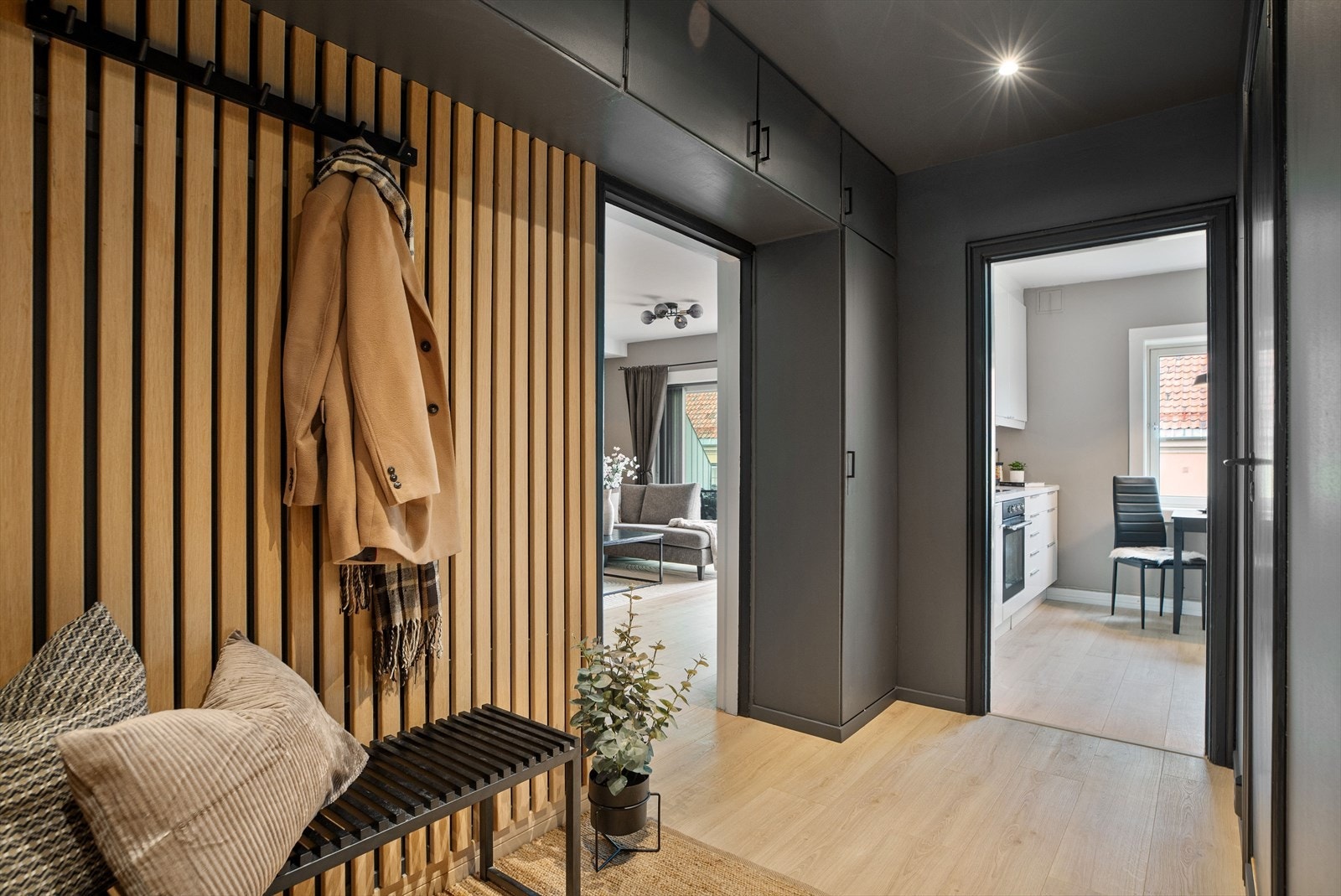 Man tar trappene opp til 3. etasje og kommer inn i en entré/gang på totalt 6,7 kvm. Størrelsen på entréen/gangen gir gode muligheter for oppbevaring av yttertøy og sko. Galleribilde