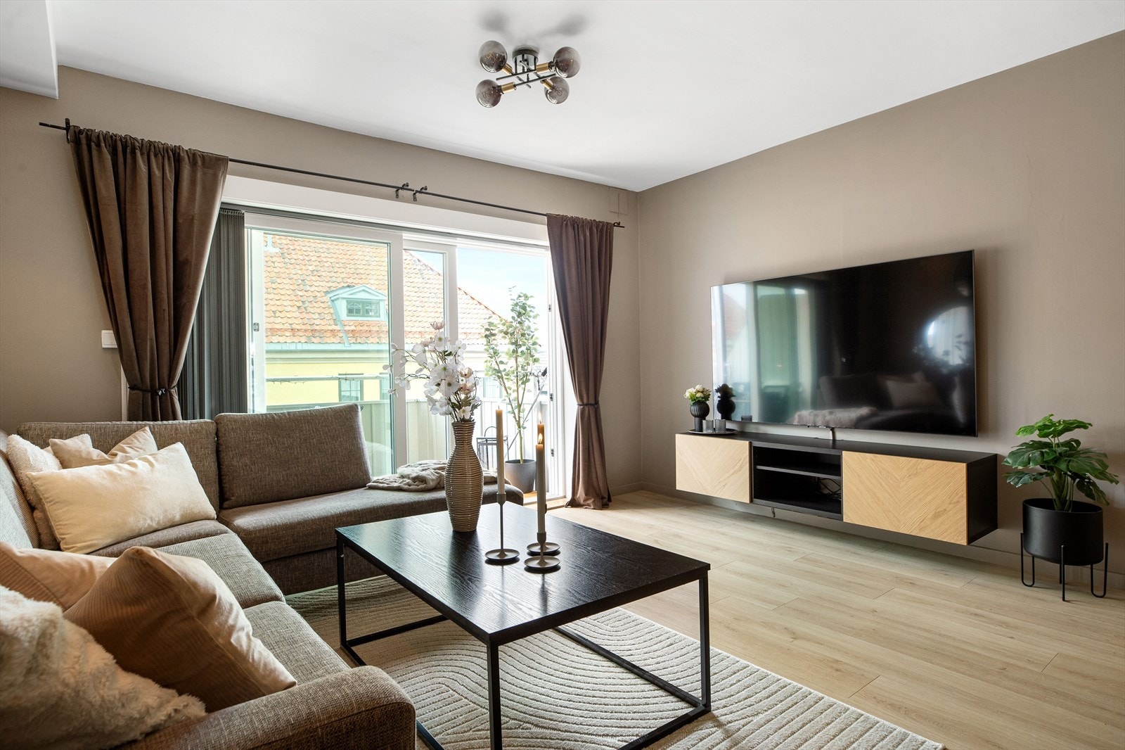 Stuen har store vindusflater mot den skjermede balkongen, dette er med på å slippe masse naturlig lys inn i leiligheten. Galleribilde