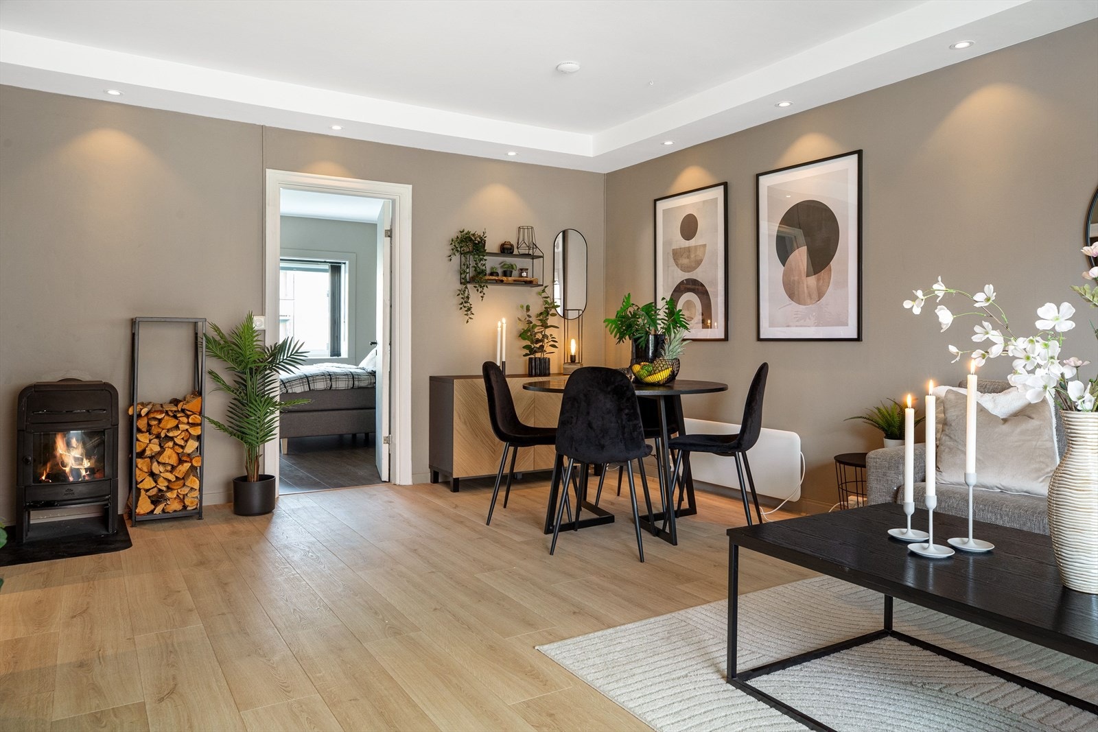 I leiligheten har man mulighet for vedfyring. Galleribilde