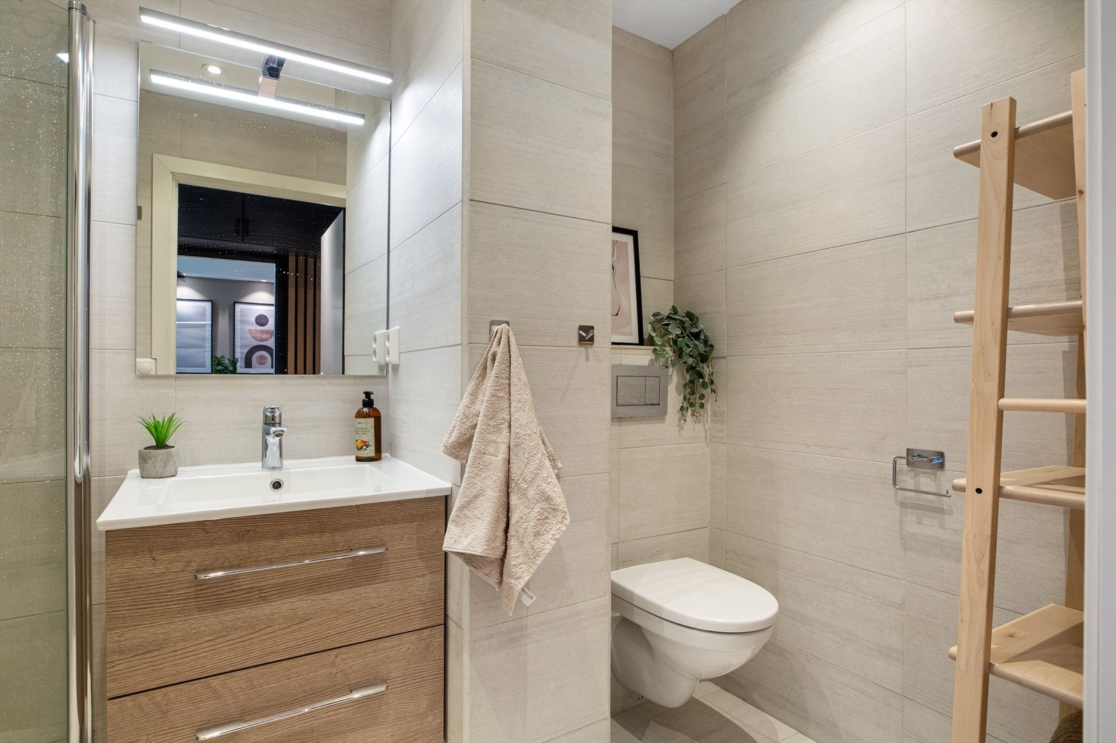 Badet ligger med inngang fra entréen, og er på 3,6 kvm. Badet er romslig og har flis på gulv med varmekabler, flis på vegger og malt slett himling med downlights. Galleribilde