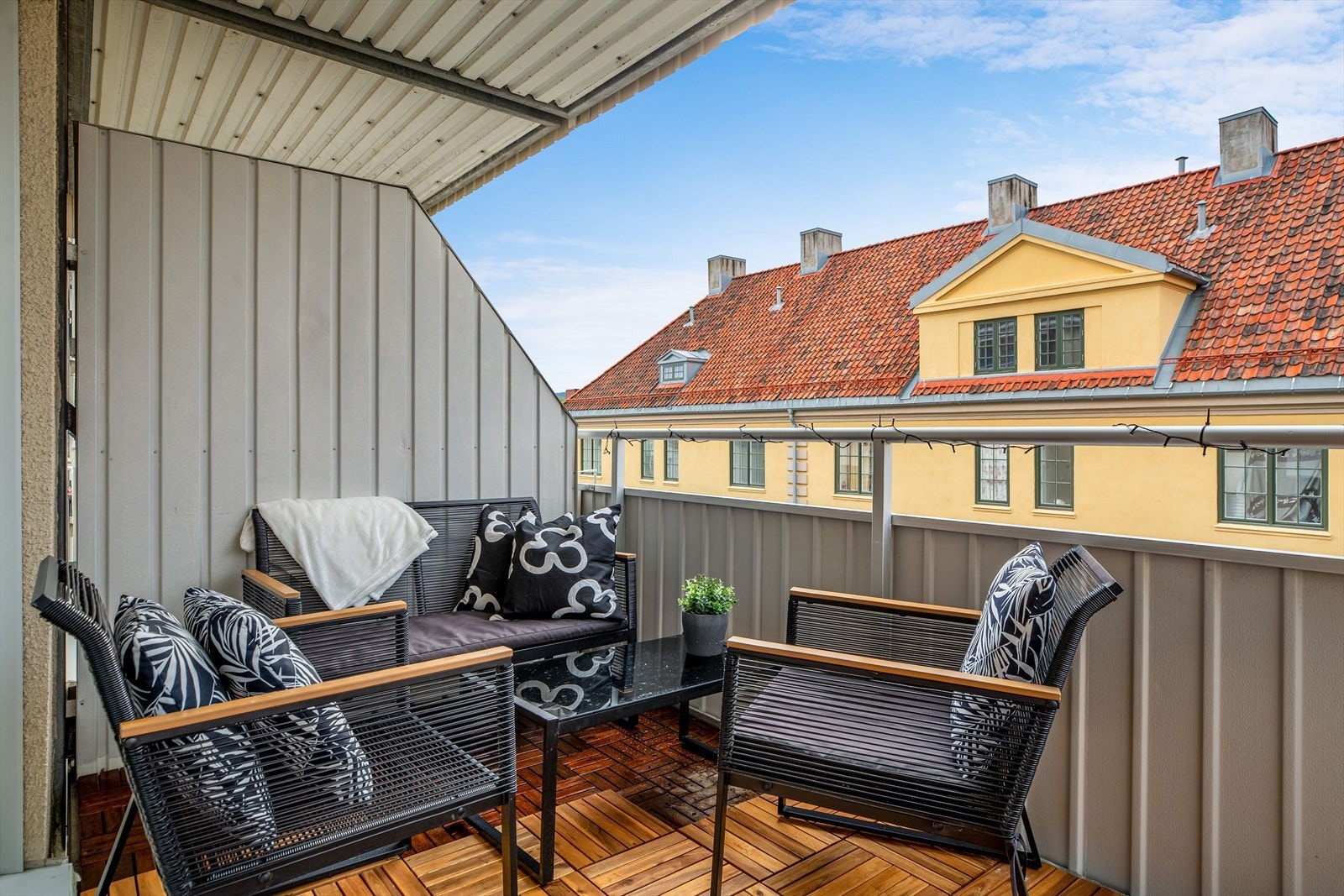 Balkongen ligger nordvest-vendt og man har gode solforhold fra ettermiddag til kveld, sommerstid. Galleribilde