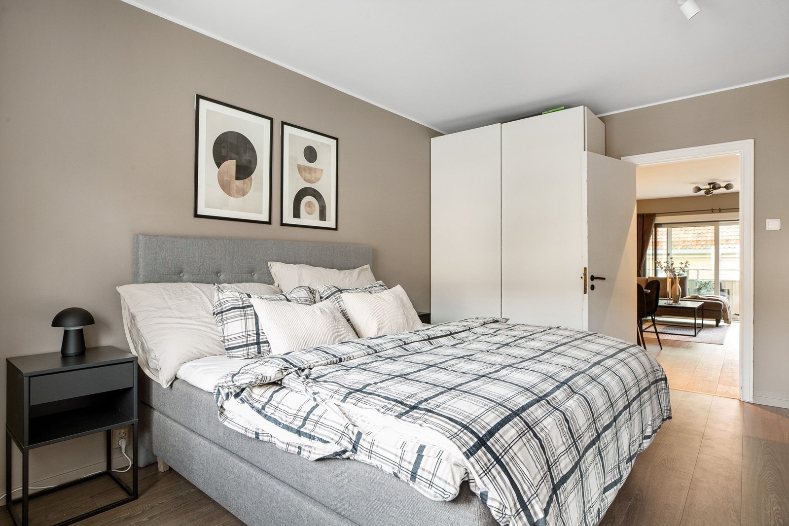 God plass til stor dobbeltseng, kontorløsning og romslige garderobeskap. Galleribilde