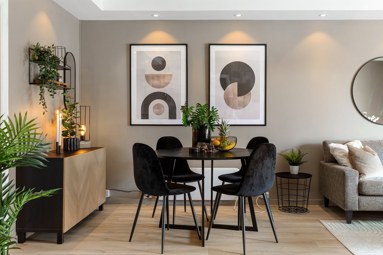 Man har en romslig stue på hele 23,6 kvm Her har man godt med plass til sofagruppe og spisebord. Galleribilde