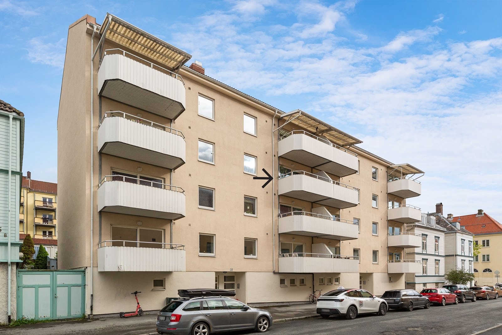 Det er ikke mer enn ca. 5 minutters gange til Nedre Elvehavn (Solsiden). Solsiden er kjent for å ha et bredt utvalg av restauranter og kaféer for enhver smak. Velkommen til visning! Galleribilde