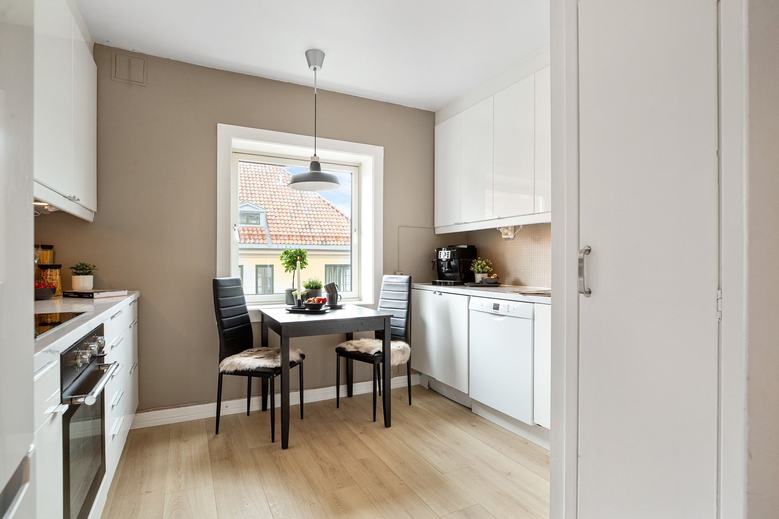 Kjøkkenet har en moderne fremtoning i moderne farger. Størrelsen på kjøkkenet gjør at man får plass til en spiseplass også her. Galleribilde